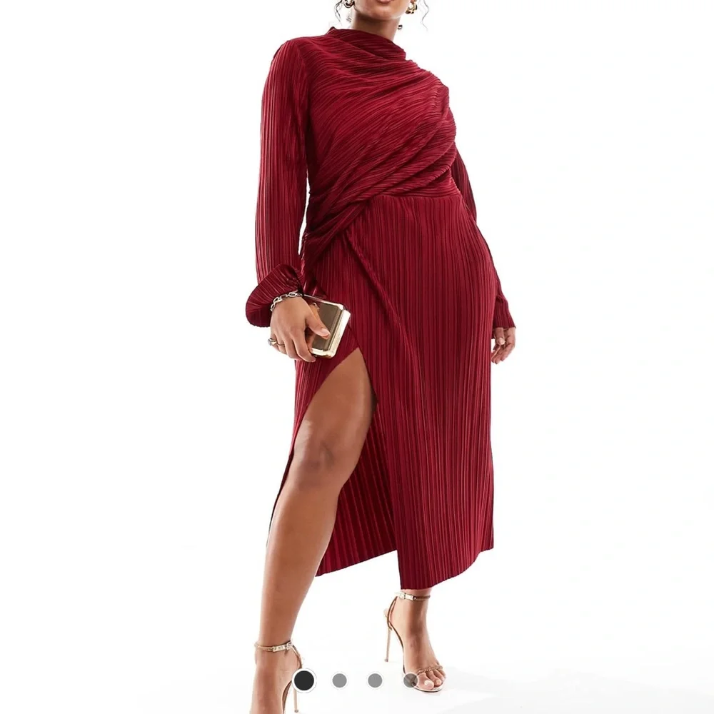 ASOS DESIGN Curve plisse cut out wide sleeve and side twist midi dress in wine - Picture 2 of 7